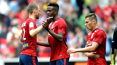 Дивок Ориджи (в центре)