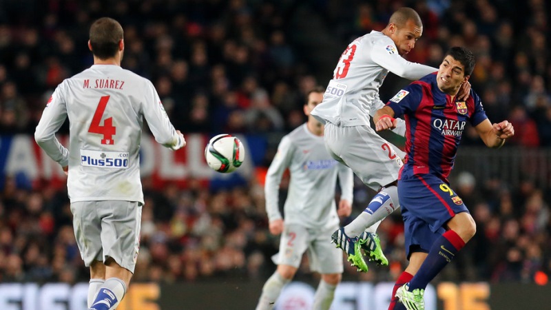 Луис Суарес в окружении соперников