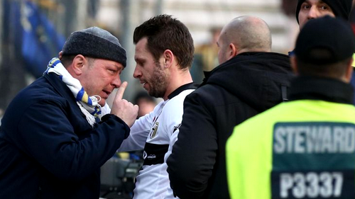 Антонио Кассано общается с болельщиком после игры с «Чезеной»