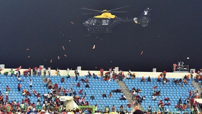 Вертолет прилетел усмирять болельщиков