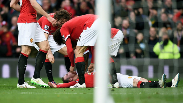 Партнеры поднимаю «нокаутированного» Уэйна Руни