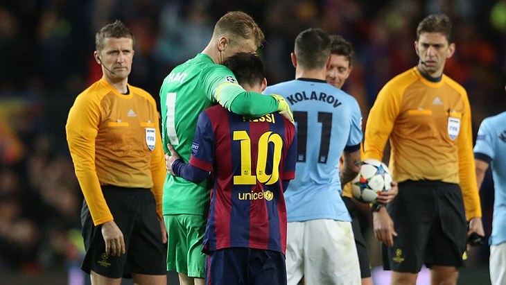 Джо Харт поздравляет Месси с победой