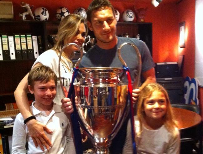 Семья Тотти с Кубком чемпионов
