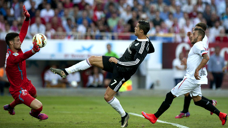 Роналду прорывается к воротам