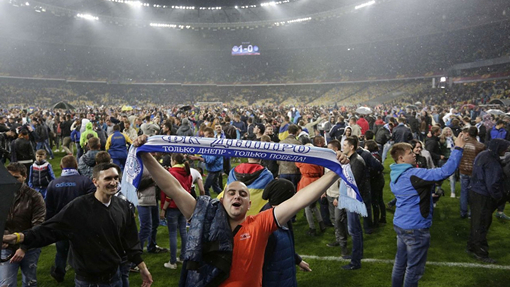 Болельщики «Днепра» выбежали на поле