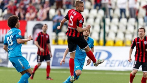 Януш Гол (в центре)