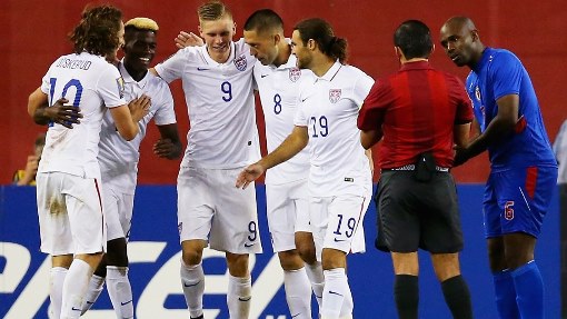 Клинт Демпси принимает поздравления