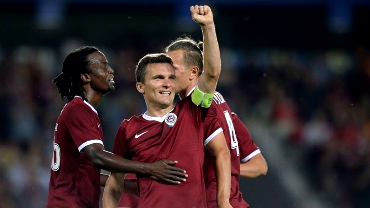 Давид Лафата (в центре)