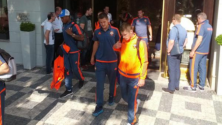 Футболисты ЦСКА выходят из отеля