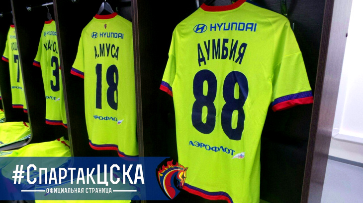 Майка Сейду Думбия уже в раздевалке. Скоро там окажется и сам игрок