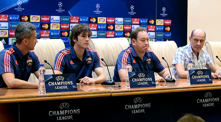 На пресс-конференции. Марио Фернандес и Леонид Слуцкий (в центре)