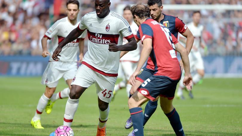 Марио Балотелли (слева) ничего не смог поделать с обороной «Дженоа»