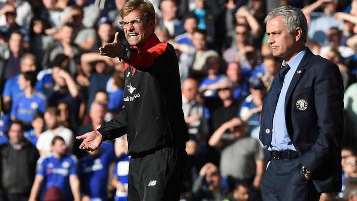 Клопп (слева) выиграл тактическую дуэль у Моуринью