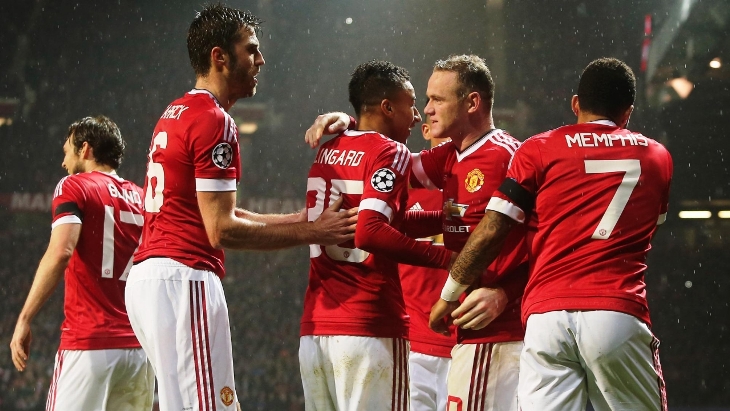 Два героя вчерашнего матча: Руни принимает поздравления от Лингарда