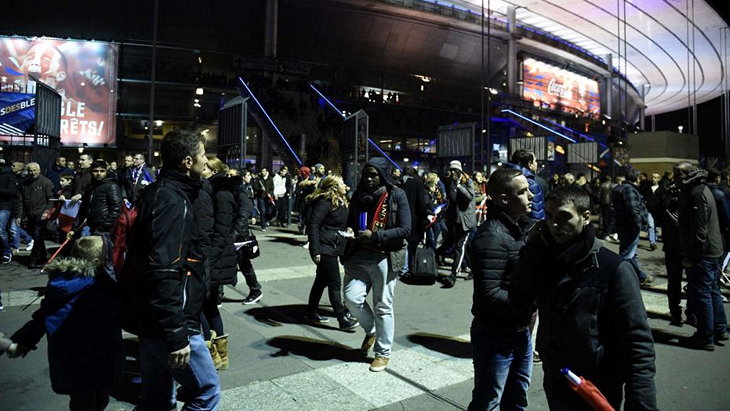 Болельщики возле «Стад де Франс»