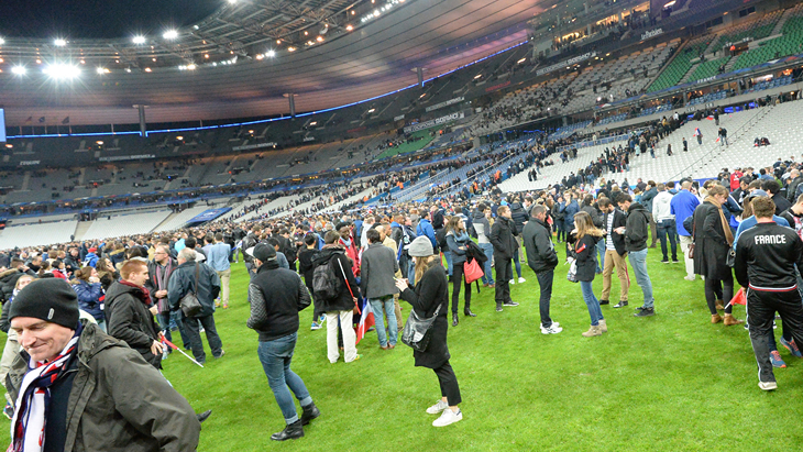 Болельщики вышли на поле «Стад де Франс»