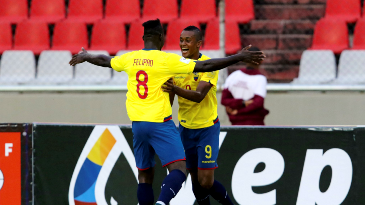 Фелипе Кайседо и Фидель Мартинес праздную гол в ворота Венесуэлы Фелипе Кайседо и Фидель Мартинес праздную гол в ворота Венесуэлы