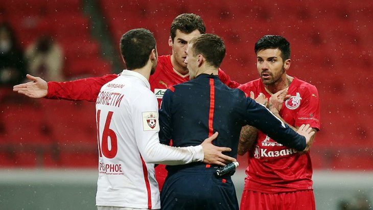 Сергей Куликов в окружении футболистов