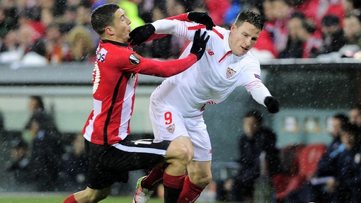 Гамейро (справа) против де Маркоса