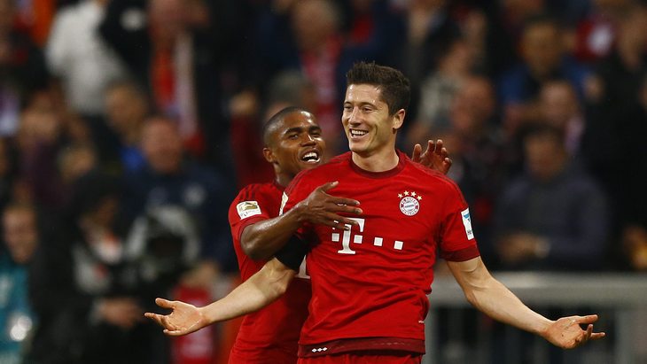 Роберту Левандовски (справа) и Дугласу Косте будет нелегко взломать твердую оборону «Атлетико»