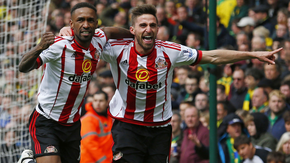 Авторы обоих голов матча — Дефо (слева) и Борини