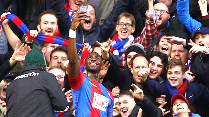 Нет ничего лучше, чем отпраздновать гол сделав селфи с болельщиками