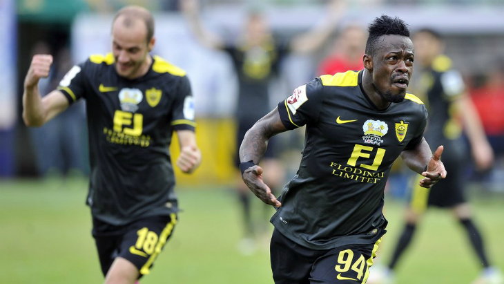 Янник Боли празднует гол