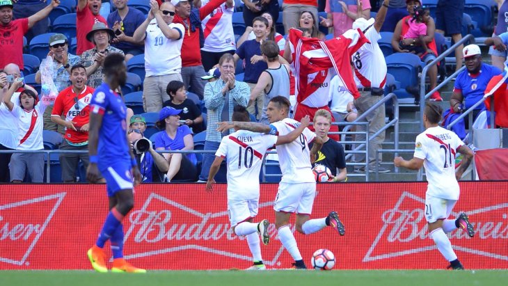 Перуанцы празднуют взятие ворот