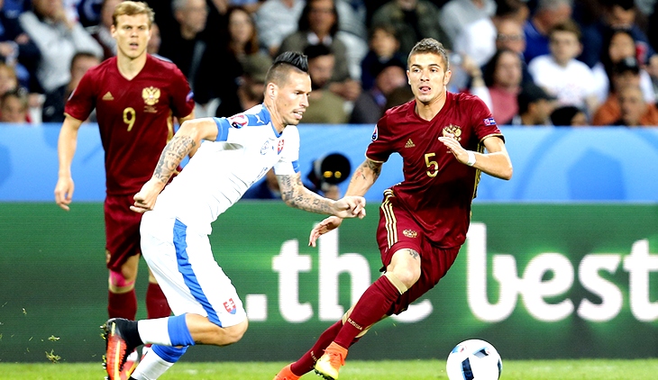 Марек Гамшик убегает от Романа Нойштедтера 