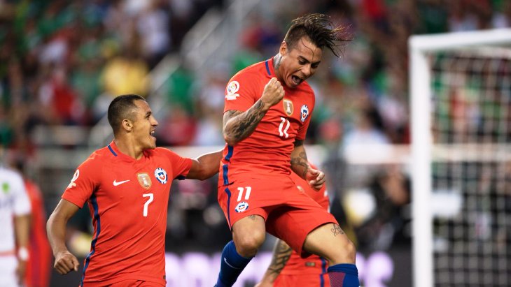 Герой дня Эду Варгас и Алексис Санчес (справа)