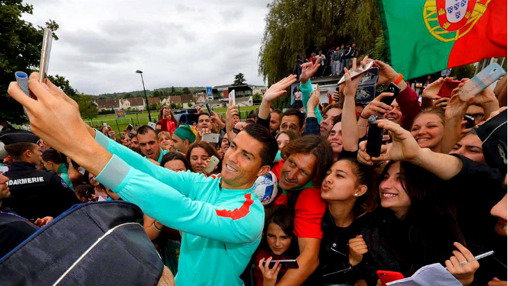 Криштиану Роналду и португальские фанаты