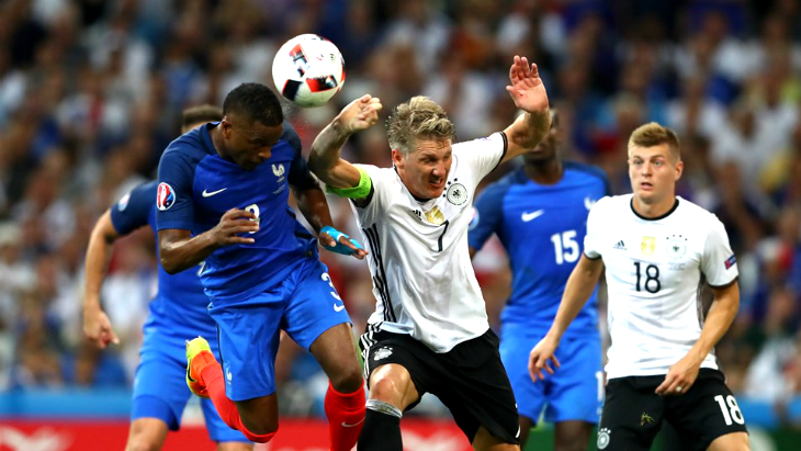 Швайнштайгер играет рукой