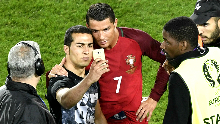 Роналду не откажет болельщику в селфи