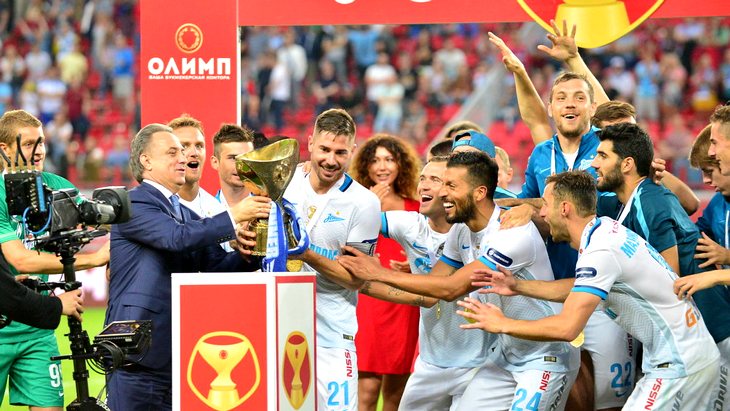 Игроки «Зенита» получают кубок из рук президента РФС Виталия Мутко 