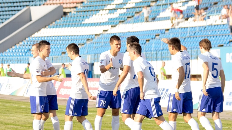 Футболисты «Факела»