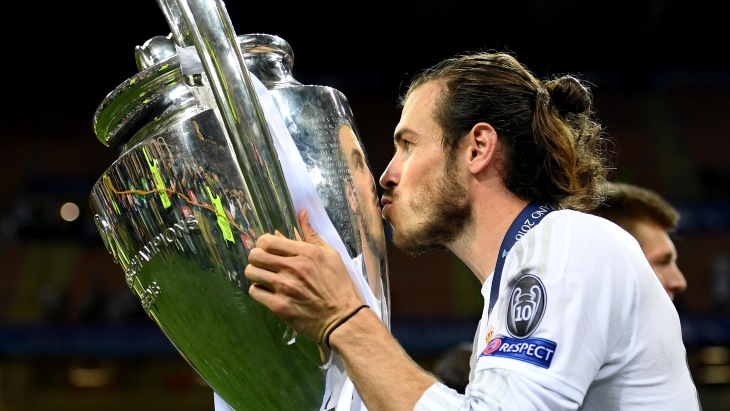 Гарет Бейл с кубком Лиги чемпионов Гарет Бейл с кубком Лиги чемпионов