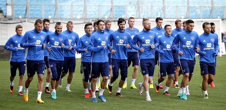 Футболисты сборной России во время первой тренировки 