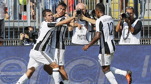 Пауло Дибала принимает поздравления