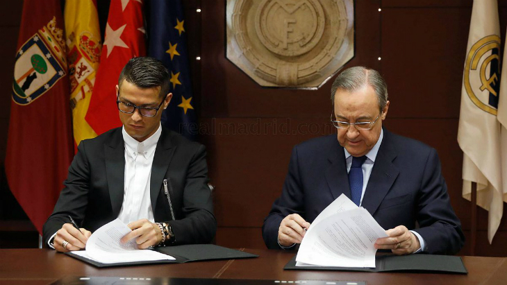 Криштиану Роналду подписывает контракт