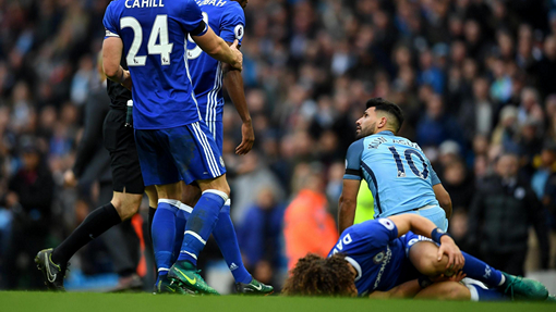 Серхио Агуэро сфолил против Давида Луиса