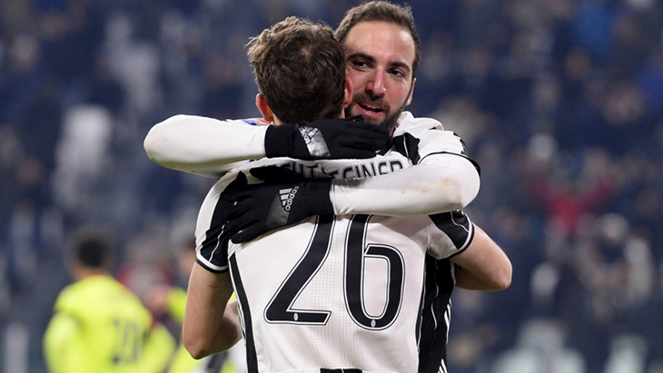 Гонсало Игуаин принимает поздравления