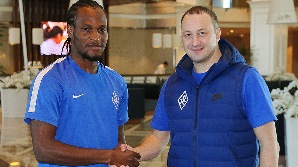 Джерри Мбакогу (слева)