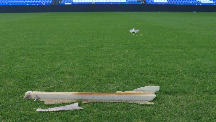 Обломки кровли на газоне «Риасора»