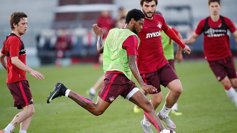 Луис Адриано