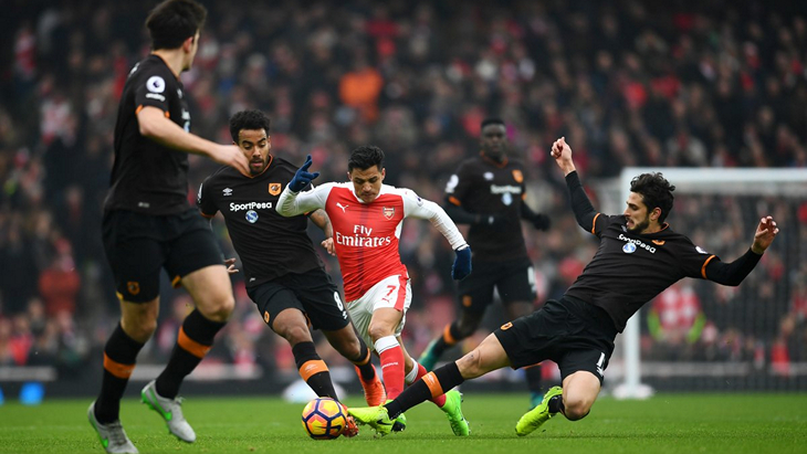 Алексис Санчес в окружении соперников