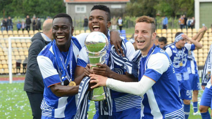 Идриса Самбу (слева)