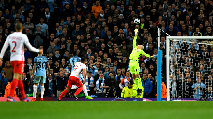 Фалькао забрасывает «парашютик» за спину Кабальеро