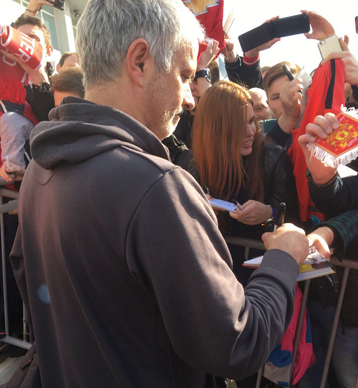 Жозе Моуринью раздает автографы
