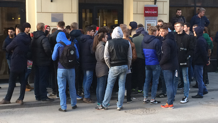 Болельщики у отеля