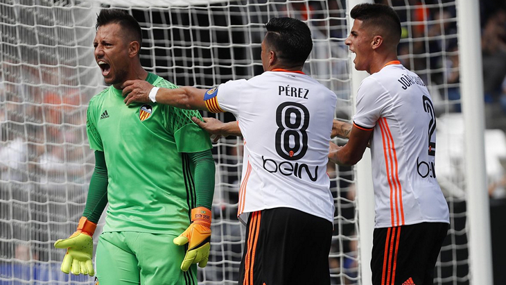 Диего Алвес отразил пенальти